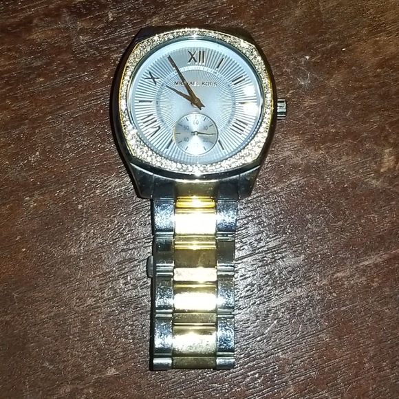 Michael Kors - Picture 2 of 3